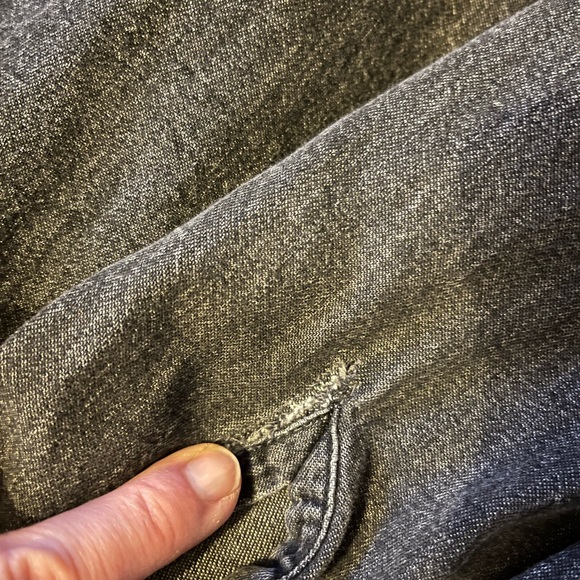 Levi's Men’s Charcoal Button-Up Shirt - Picture 5 of 7